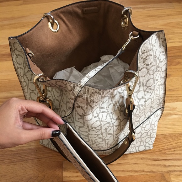 Calvin Klein Tote with pouch - Picture 5 of 6